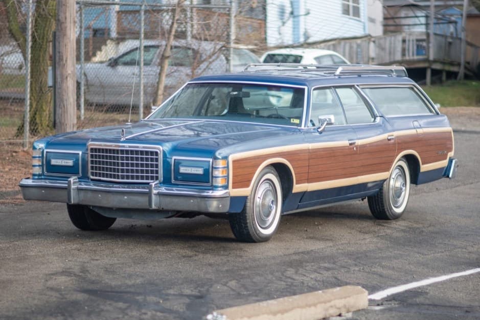 1975 Ford Country Squire sold for $15,870
