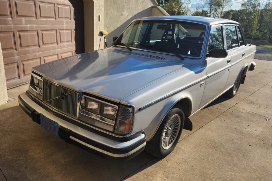 1979 Volvo 240 sold for $2,850