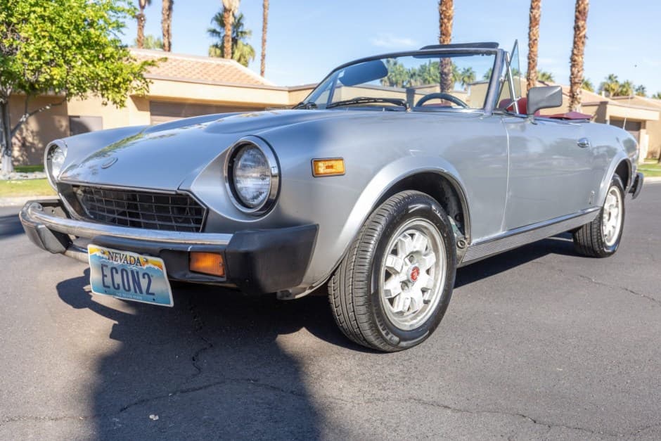 1981 Fiat 124 Spider (1966-1985) sold for $4,600