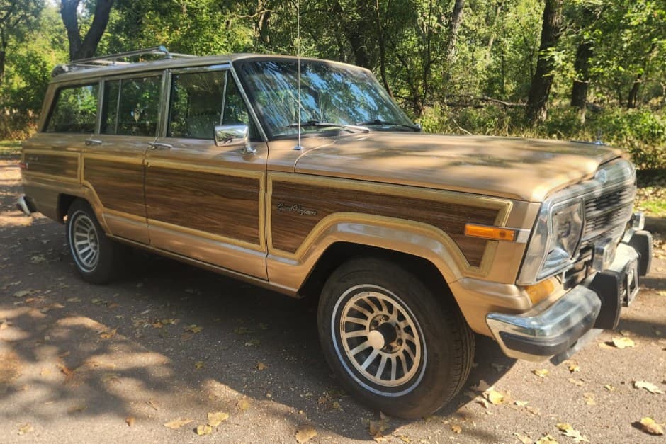 1990 Jeep SJ Grand Wagoneer sold for $16,500