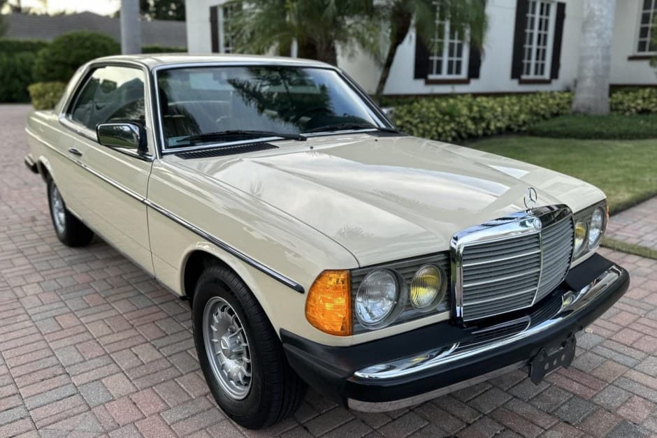 1983 Mercedes-Benz W123 sold for $25,500