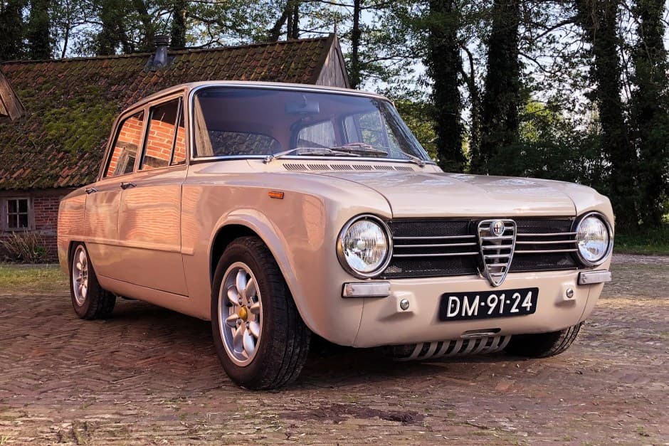 1972 Alfa Romeo 105 Series Sedan sold for $33,000