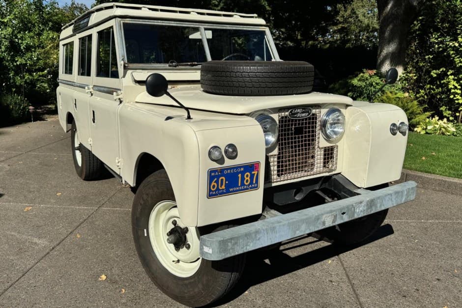 1963 Land Rover Series 109 sold for $22,000