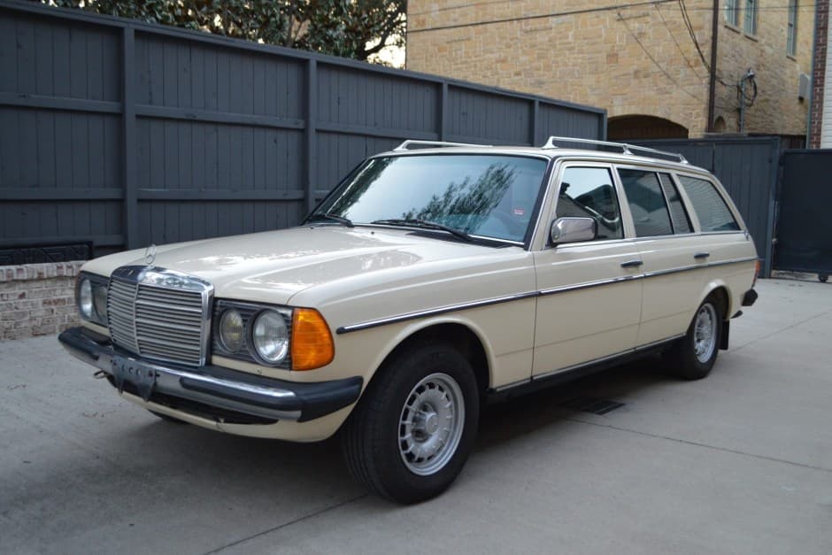 1985 Mercedes-Benz W123 sold for $14,700