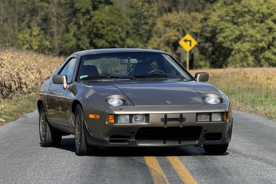 1984 Porsche 928 sold for $15,550