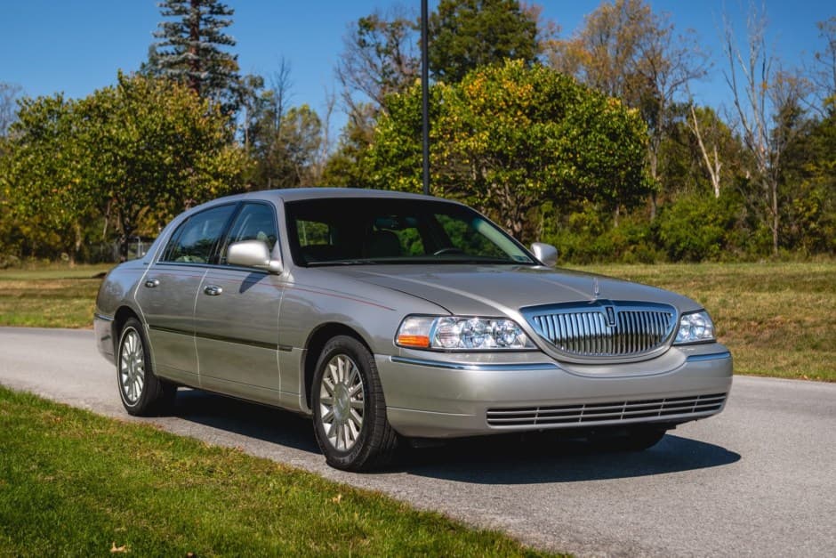 2003 Lincoln Town Car sold for $10,050