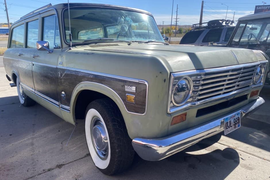 1974 International Harvester Travelall sold for $10,800