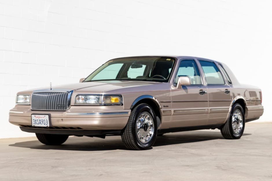 1997 Lincoln Town Car sold for $6,200