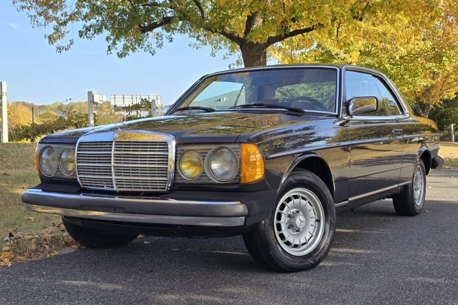 1985 Mercedes-Benz W123 sold for $8,000