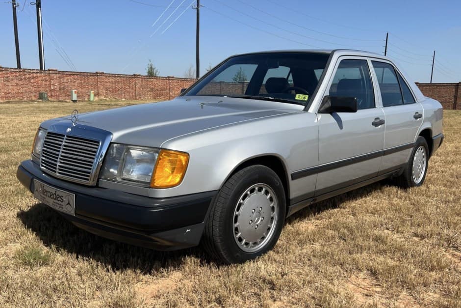 1986 Mercedes-Benz W124 E-Class sold for $12,050