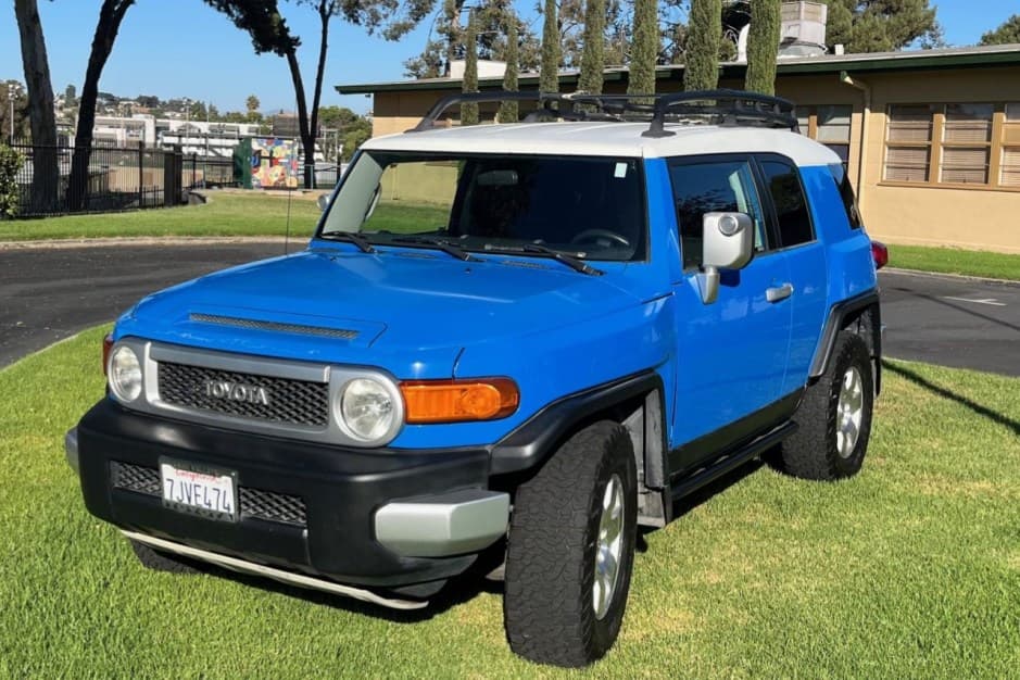 2007 Toyota FJ Cruiser sold for $9,900