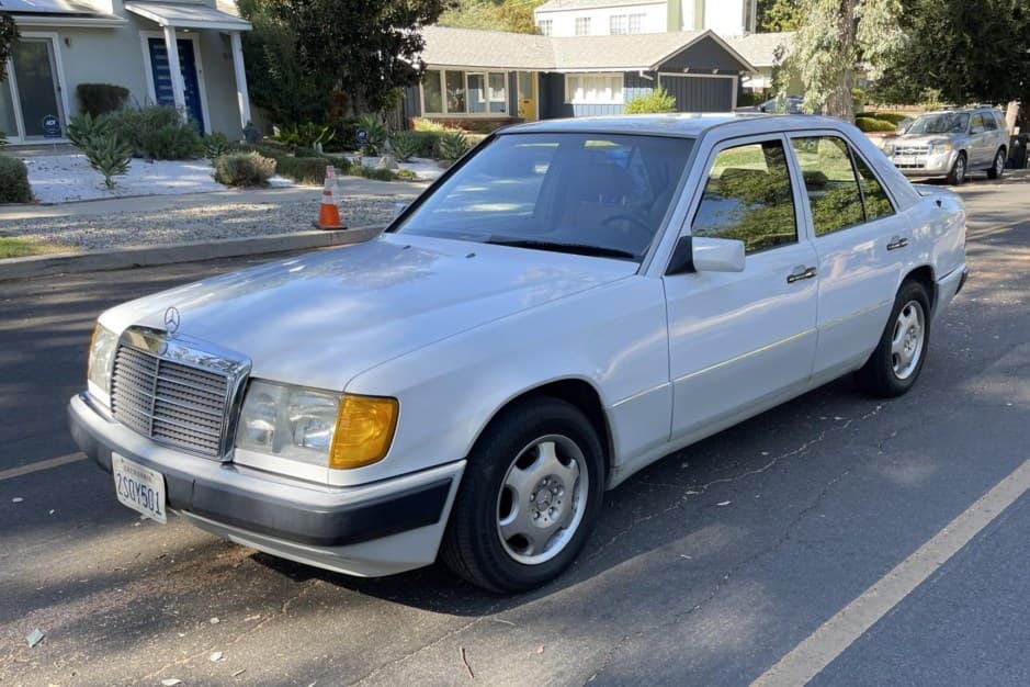1990 Mercedes-Benz W124 E-Class sold for $4,500