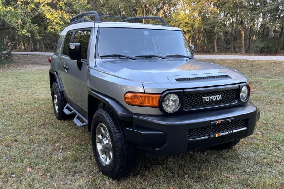2012 Toyota FJ Cruiser sold for $18,750