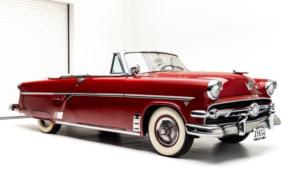 1954 Ford Crestline sold for $33,000