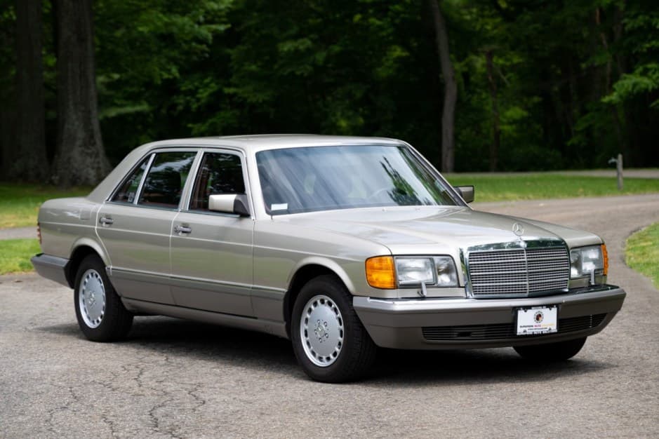 1990 Mercedes-Benz W126 S-Class sold for $16,250