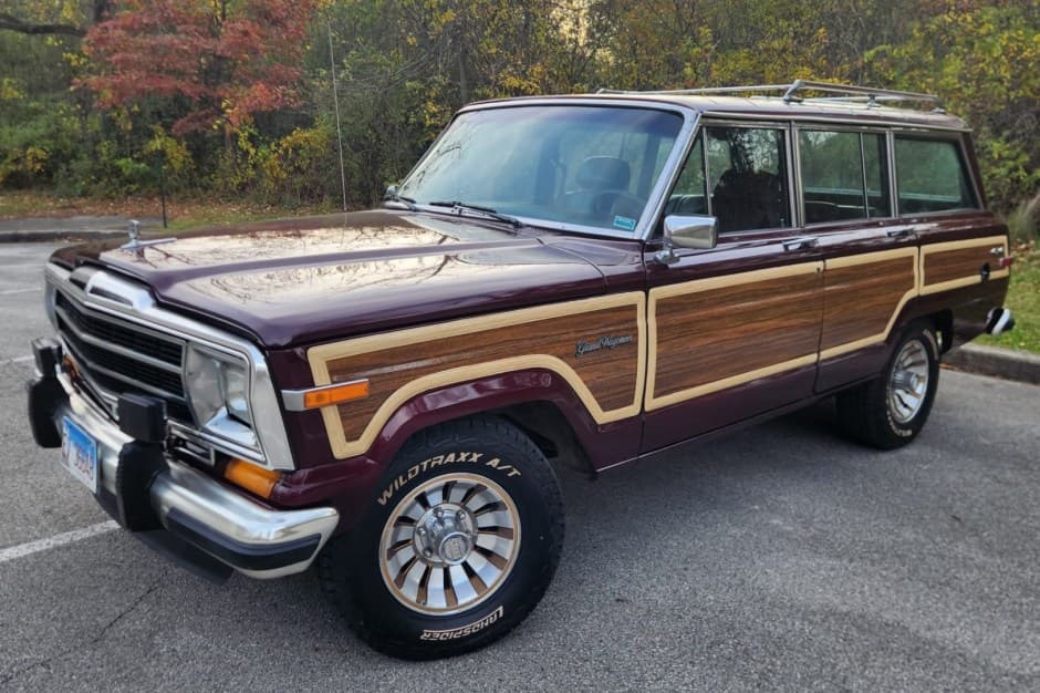 1987 Jeep SJ Grand Wagoneer sold for $25,250