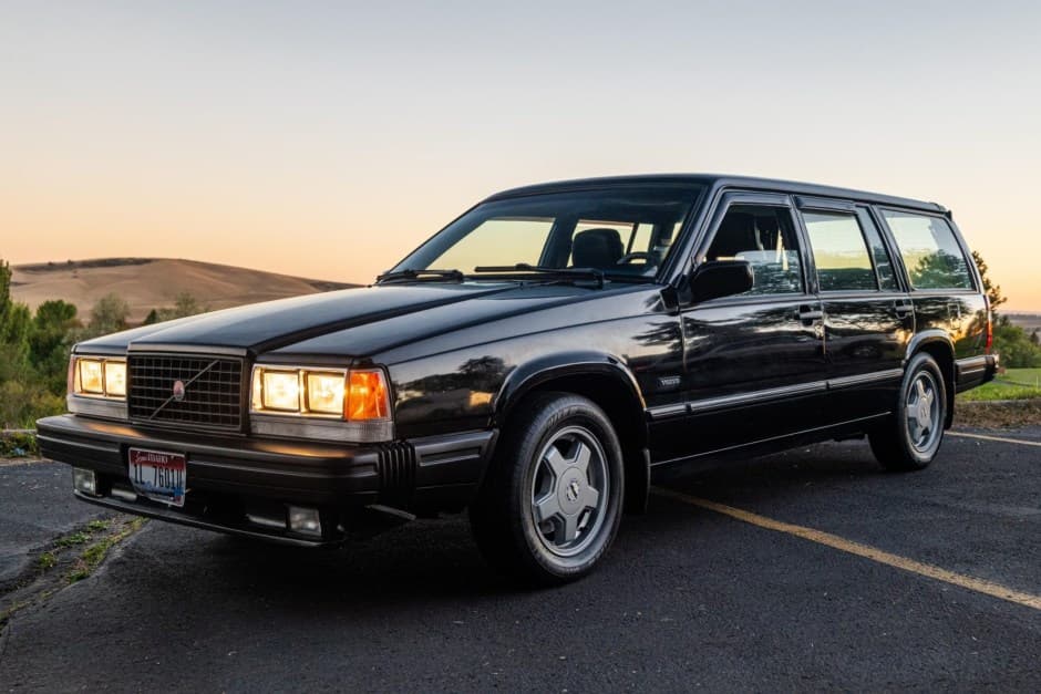 1989 Volvo 700-Series sold for $13,131