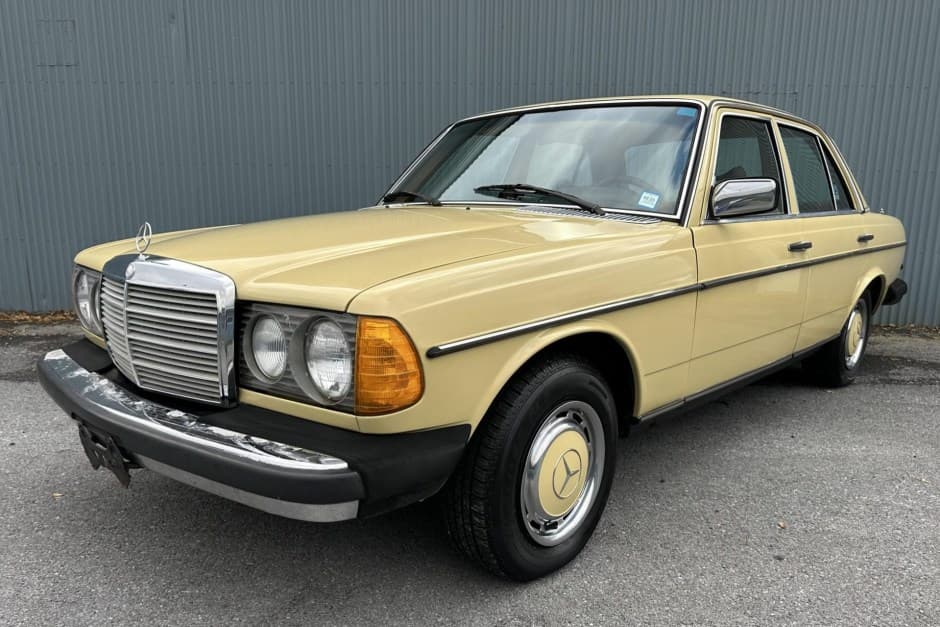 1977 Mercedes-Benz W123 sold for $5,000