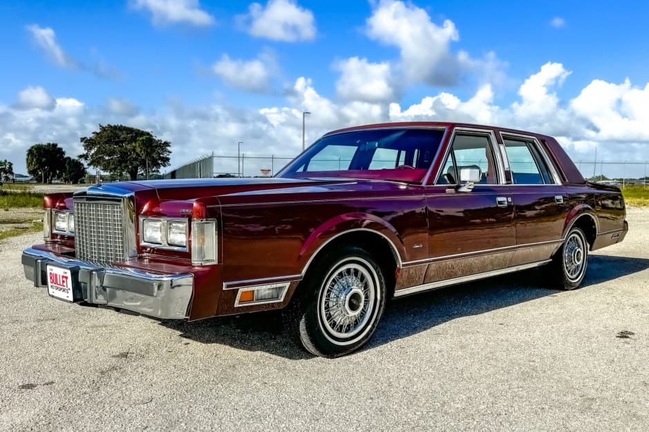 1986 Lincoln Town Car sold for $4,700