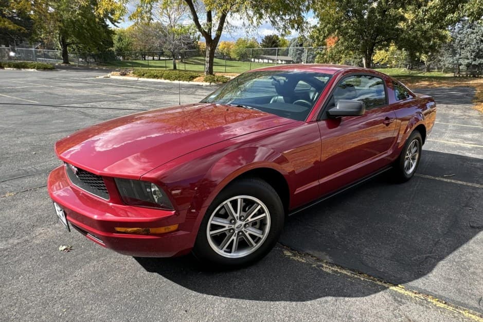 2005 Ford Mustang S197 2005-2014 sold for $12,100