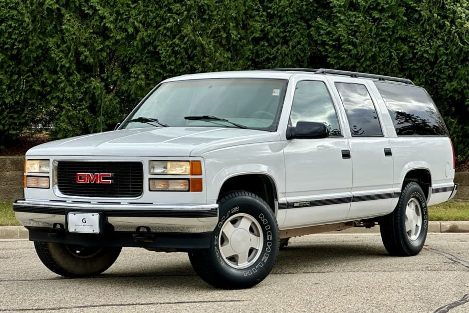 1995 GMC Suburban (GMT400 1992-1999) sold for $17,750