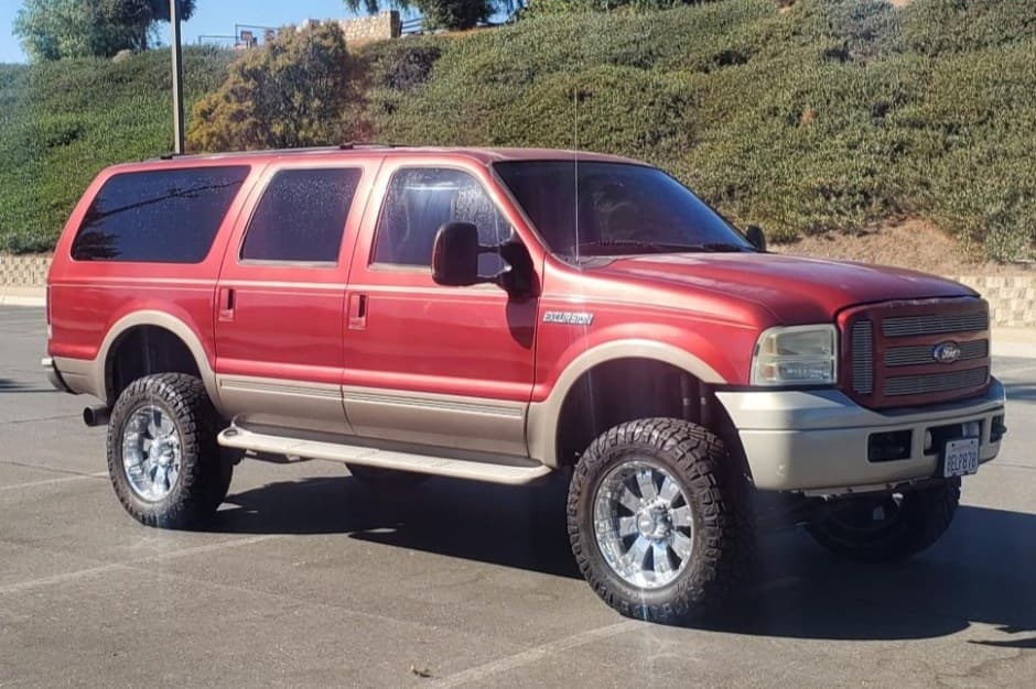 2005 Ford Excursion sold for $8,888