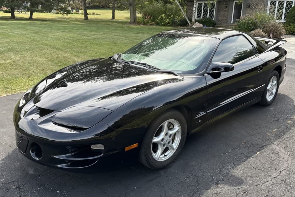 1999 Pontiac Firebird (1993-2002) sold for $8,100
