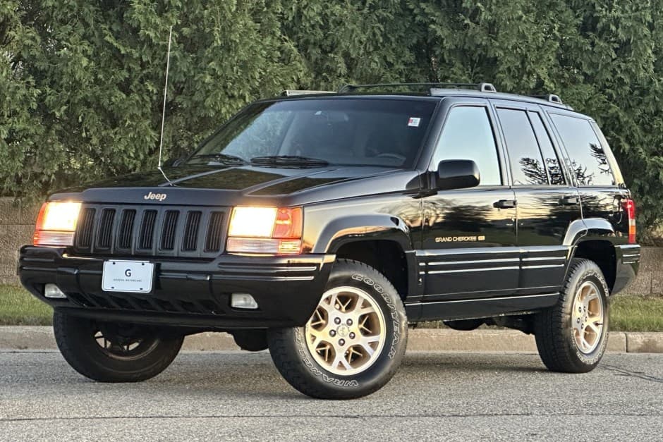 1996 Jeep ZJ Grand Cherokee sold for $22,250