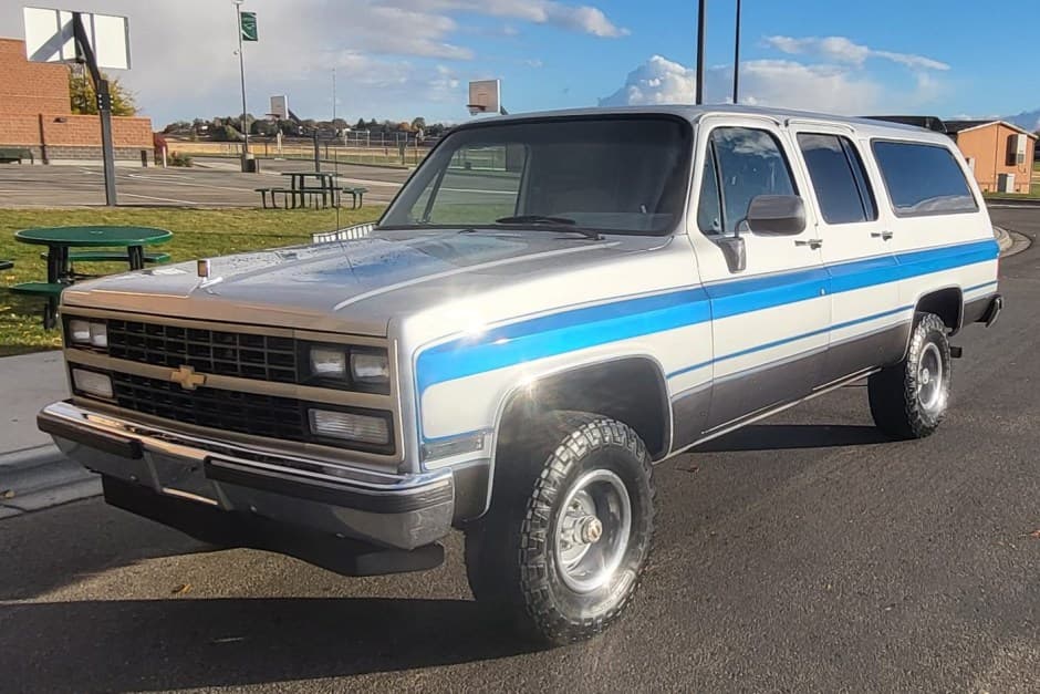 1989 Chevrolet Suburban (1973-1991) sold for $16,000