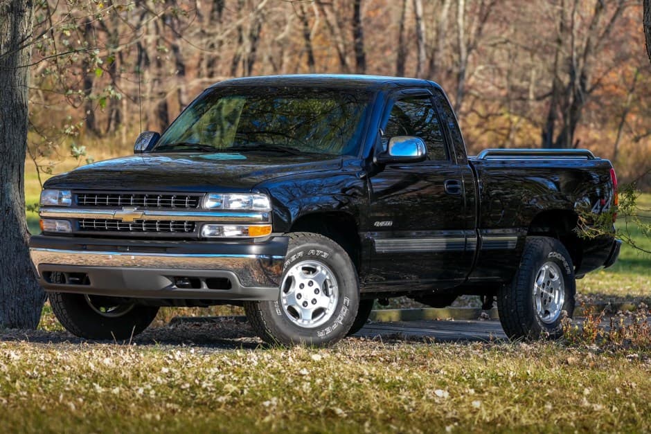 2002 Chevrolet Silverado GMT800 (1999-2007) sold for $33,000