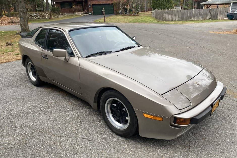 1984 Porsche 944 sold for $9,244