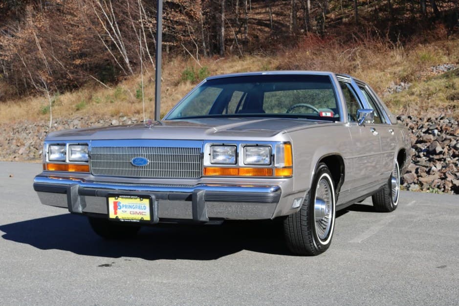 1990 Ford Crown Victoria sold for $9,300