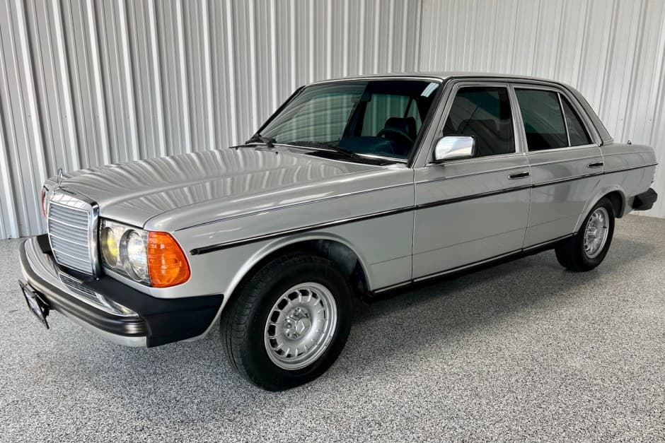 1985 Mercedes-Benz W123 sold for $8,400