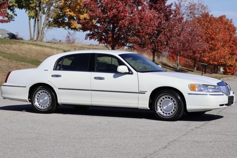 2002 Lincoln Town Car sold for $13,250