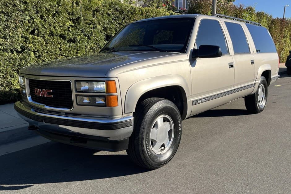 1998 GMC Suburban (GMT400 1992-1999) sold for $10,500