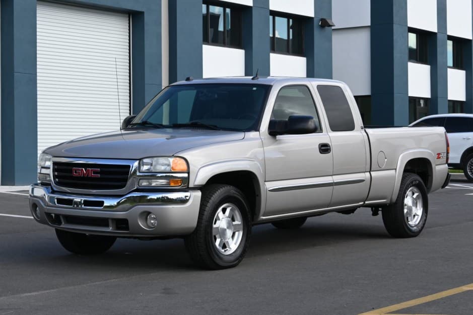 2004 GMC Sierra (GMT800 1999-2007) sold for $25,250