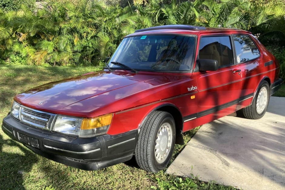 1989 Saab 900 sold for $5,500