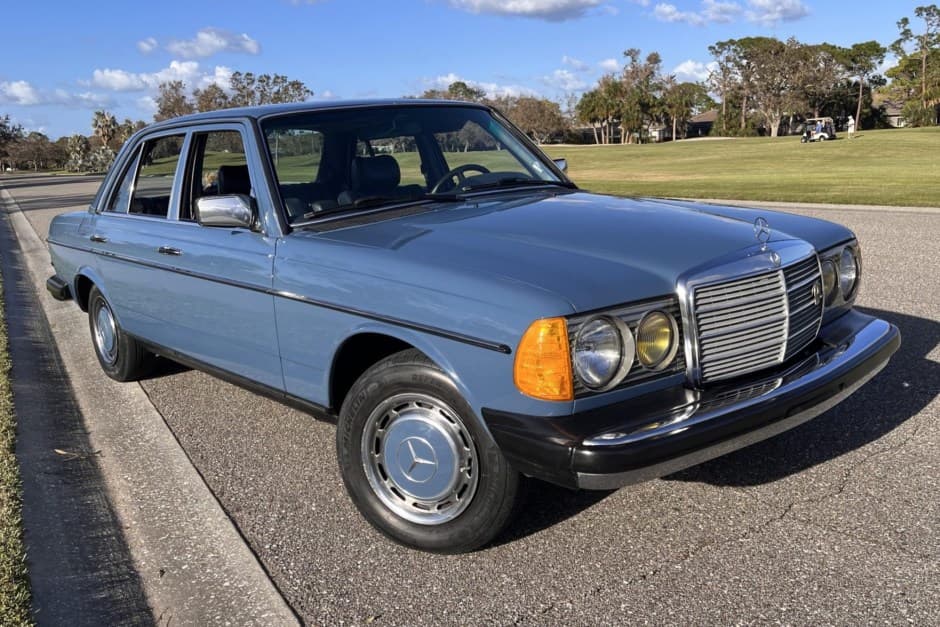 1983 Mercedes-Benz W123 sold for $7,440