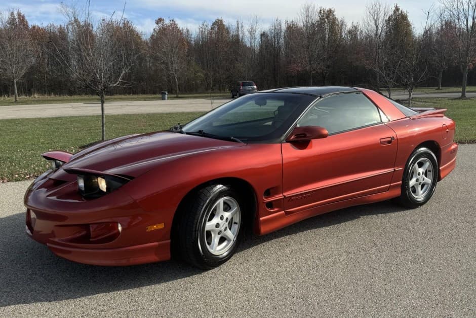 2002 Pontiac Firebird (1993-2002) sold for $10,750
