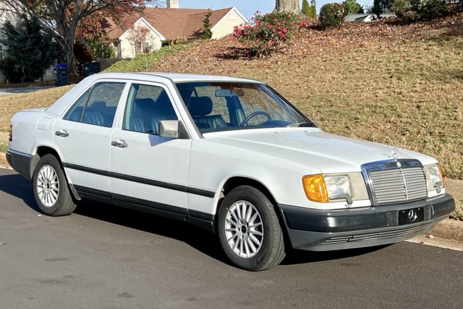 1986 Mercedes-Benz W124 E-Class sold for $5,725