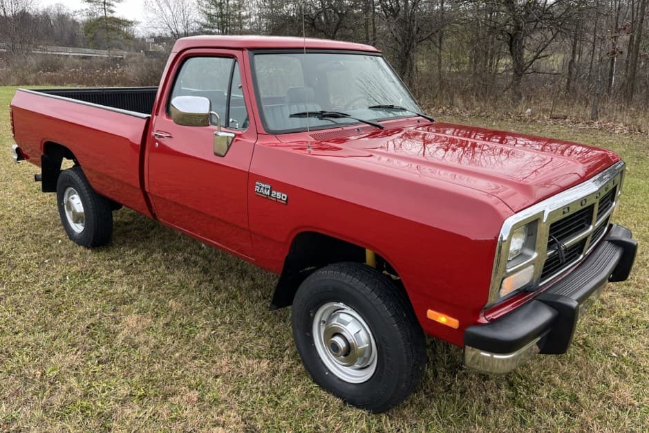 1992 Dodge Ram (1981-1993) sold for $31,000
