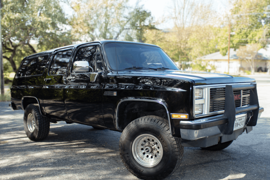 1988 GMC Suburban (1973-1991) sold for $16,000