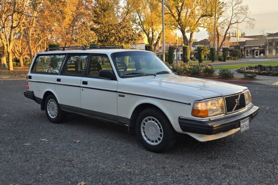 1986 Volvo 240 sold for $7,600