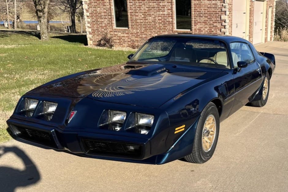 1981 Pontiac Firebird (1970-1981) sold for $17,001