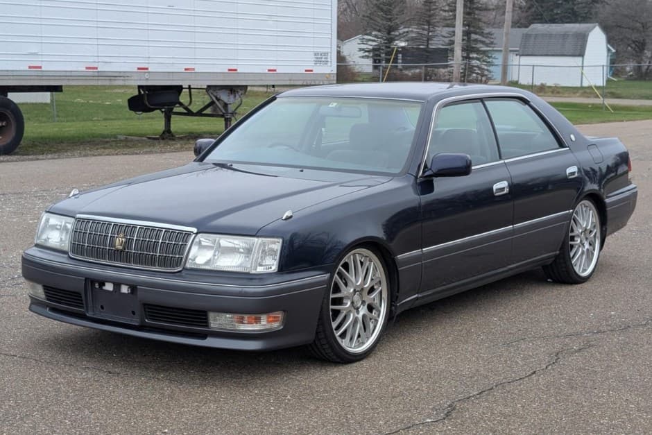 1998 Toyota Crown sold for $8,203