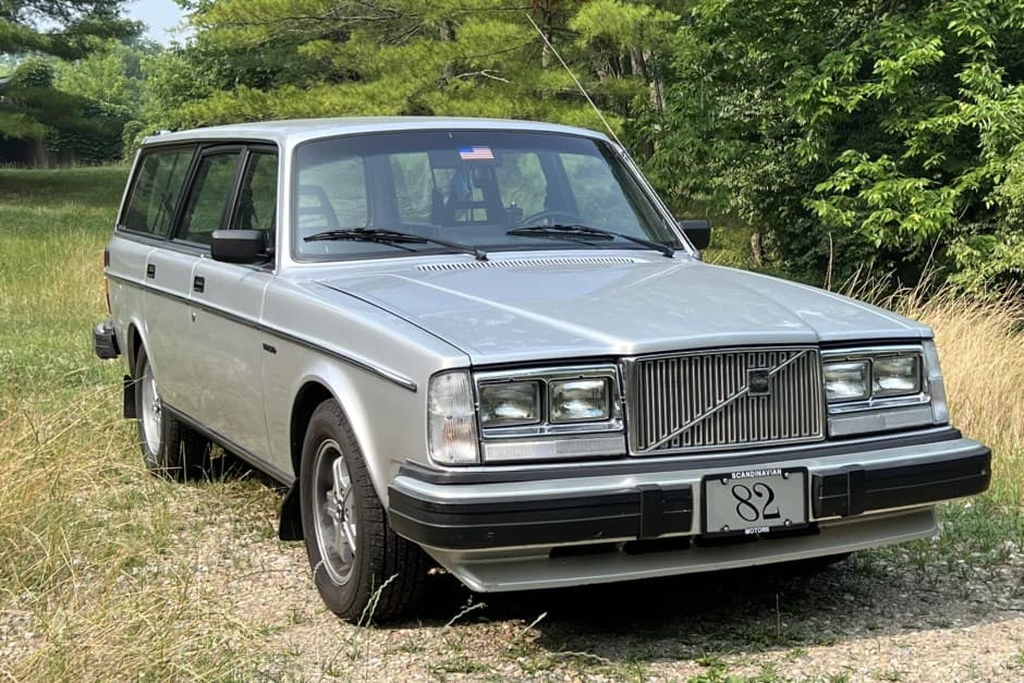 1982 Volvo 240 sold for $11,302