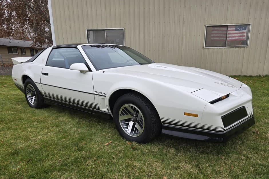 1984 Pontiac Firebird (1982-1992) sold for $18,477