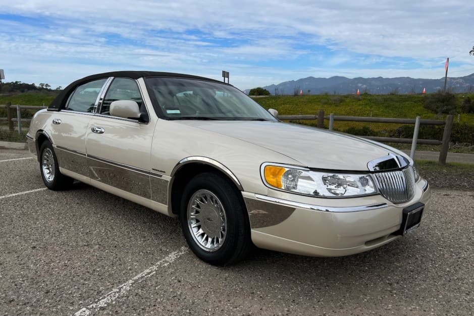 2002 Lincoln Town Car sold for $6,300