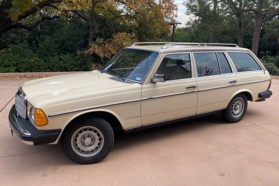 1981 Mercedes-Benz W123 sold for $11,250