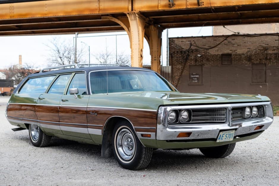 1972 Chrysler Town & Country sold for $18,100